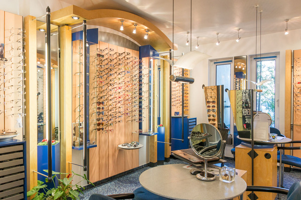 Modernes Brillengeschäft mit vielfältiger Auswahl an Brillen und freundlicher Beratung.